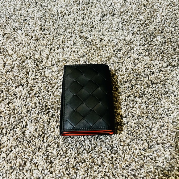 Brand New Bottega Veneta Trifold Leather Wallet. Never used. In its original box - Picture 7 of 7